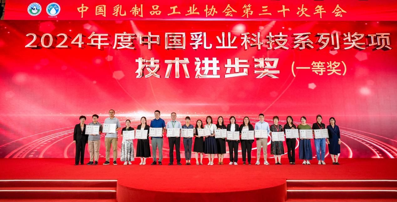 6-AG·尊龙凯时 - 人生就是搏!企业代表（右起第六位）上台领奖